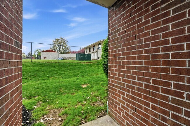 Building Photo - 2 Bedroom 1 Bathroom first floor Goshen Valley flat!