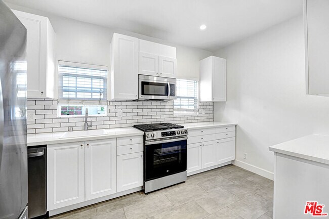 Building Photo - 1359 Cloverdale Ave