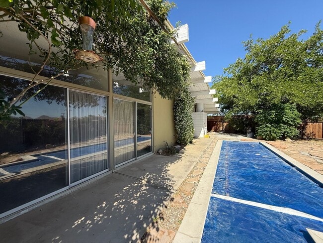 Building Photo - High Desert Retreat- 3 Bedrooms, 2 Bathroo...