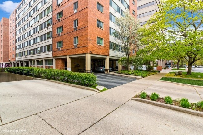 Primary Photo - Large 1 Bed/Bath Evanston Condo with TWO P...