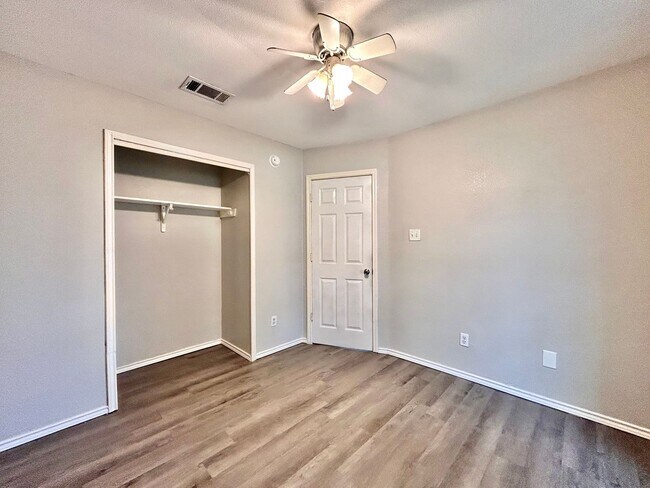 Building Photo - 404 Mesquite Cir