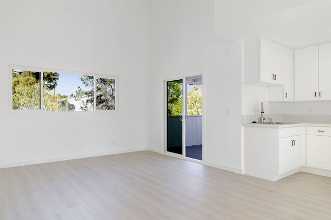 Building Photo - Stylish & Fully Renovated 2-Bedroom Home i...