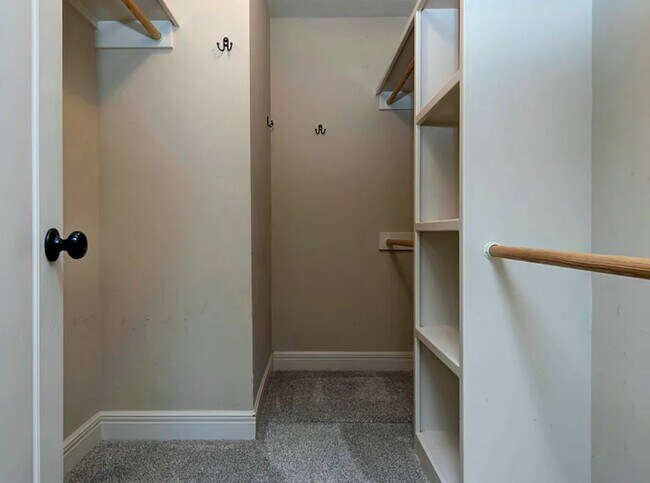 Building Photo - Beautiful 4 bedroom house with privacy fen...