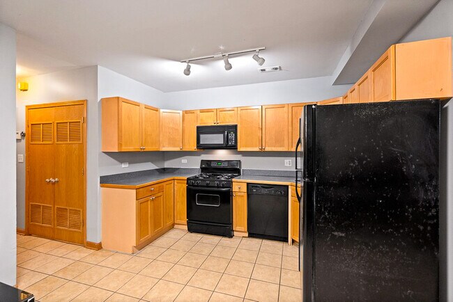 Building Photo - 5848 S Prairie Ave