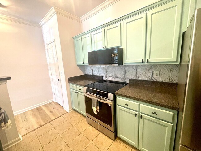 Building Photo - 1 Bedroom, 1 Bath Condo in The Concord West of the Ashley!