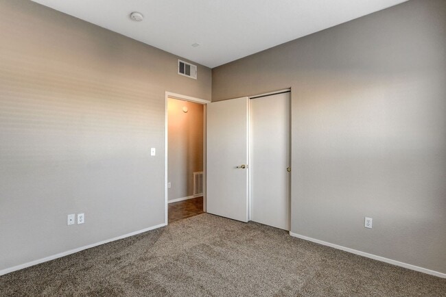 Building Photo - Beautiful downstairs 3 bdrm 2 Bath Condo w...