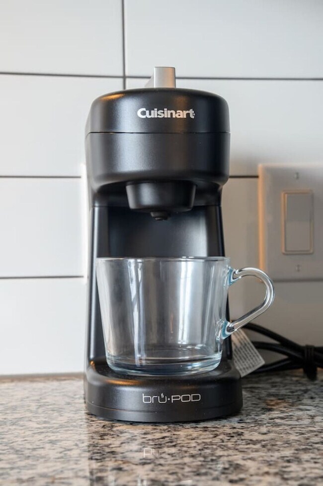 Building Photo - 701 Richmond Ave.