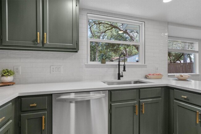 Building Photo - 9730 Anderson Village Dr