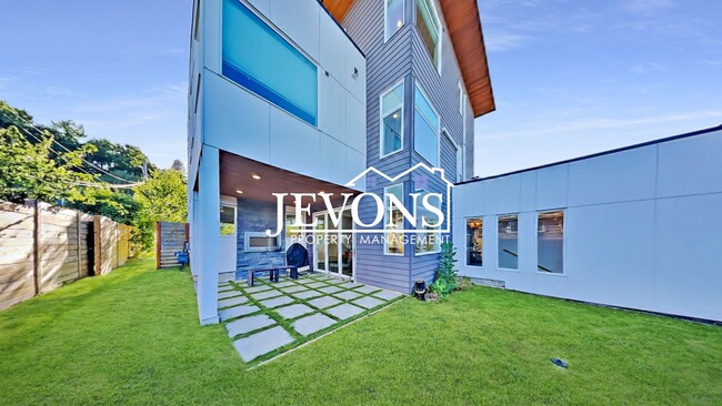 Building Photo - Luxury single-family home with inclusive water, sewer, and garbage