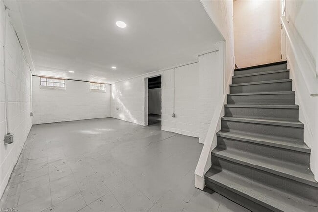 Building Photo - 440 E 250th St