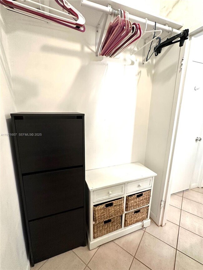 Building Photo - 100 Lincoln Rd