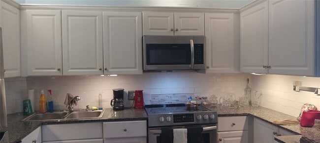 Building Photo - 2801 N Palm Aire Dr