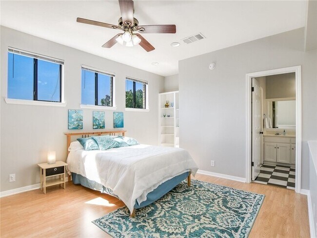 Building Photo - 611 E 45th St