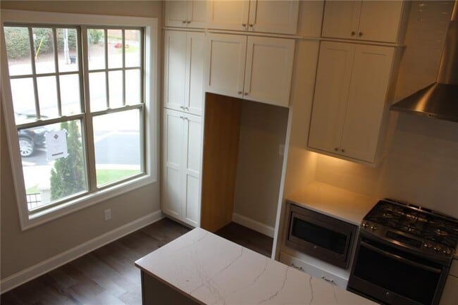 Building Photo - 4761 Roswell Rd