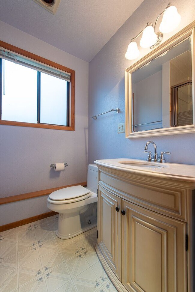 Building Photo - Amazing 4bed/2.5bath Home with Landscaping Included Located in Bellevue!