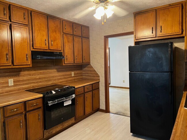 Building Photo - 380 Hidden Valley Dr SE