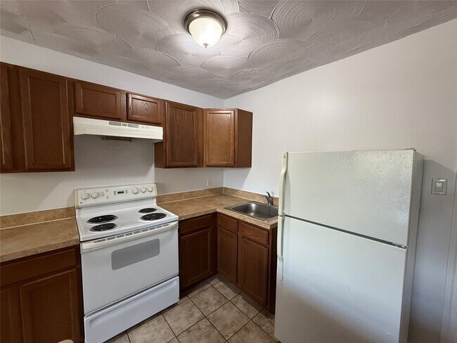 Building Photo - 211 Skyway Dr