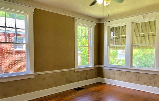 Building Photo - ROMANTIC DETAILS & a Cottage Feel! 3 Bedro...