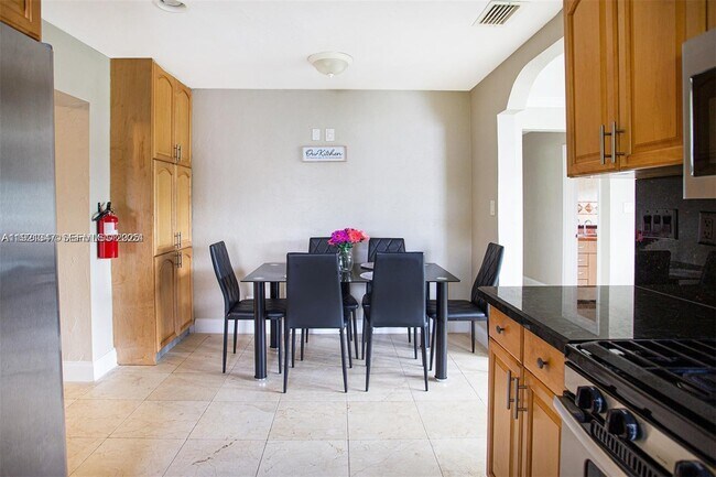 Building Photo - 1531 Moffett St