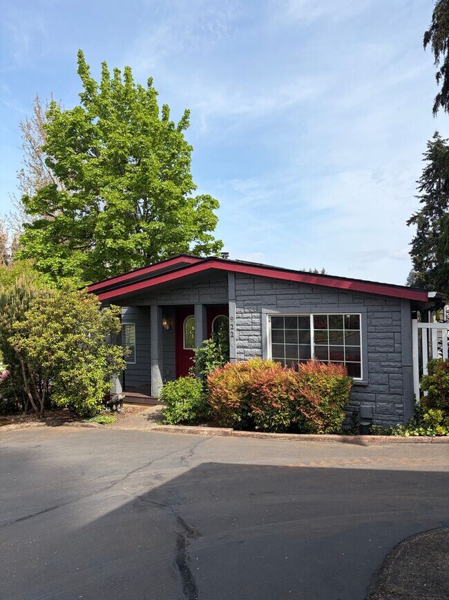 Building Photo - Rare 3-Acre 3BR Home in South Salem – Shops, Workspace & Greenhouses