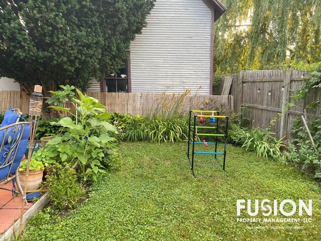 Building Photo - Adorable 2 bedroom home in Winooski with large backyard!