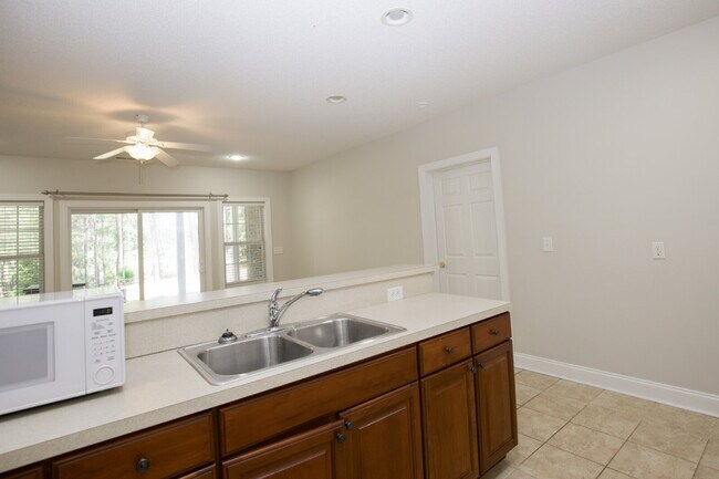 Building Photo - "Spacious 3-Bedroom Retreat with 3200 Sq Ft of Comfort in Seven Lakes!"