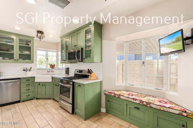 Building Photo - 1315 W Holly St