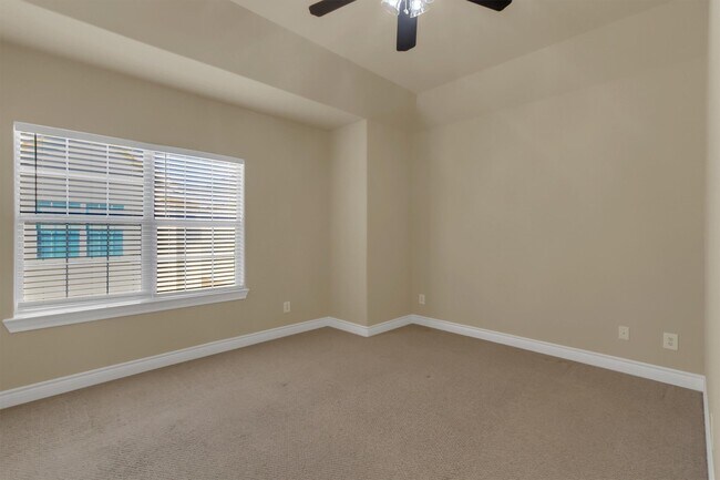 Building Photo - 9006 Lakes at 610 Dr