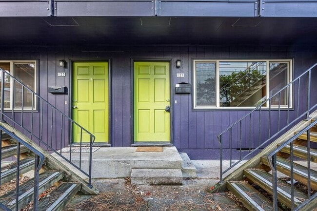 Building Photo - 123 SE 30th Pl