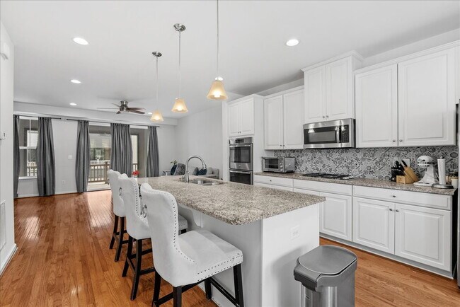 Building Photo - Stunning Luxury Townhome for Rent in Westmoore!