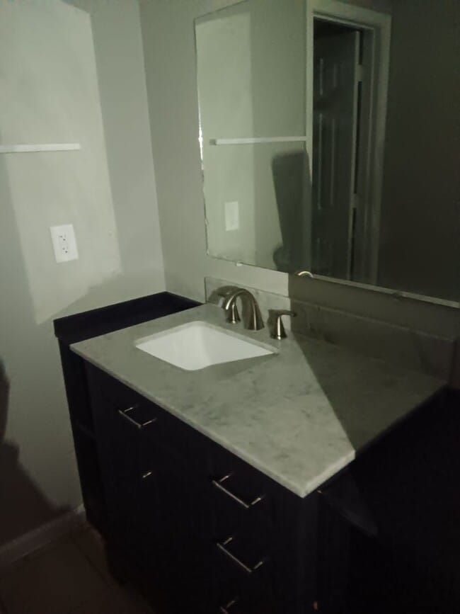 Building Photo - Spacious 3-bedroom, 1.5-bath townhome available