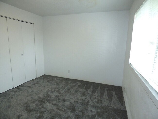 Building Photo - Rent Special: 1/2 Off May's Rent - 2 bed Townhome