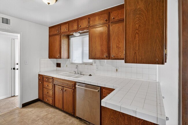 Building Photo - 4115 N Briarwood Ave