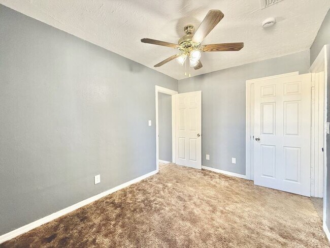 Building Photo - 1828 20th Ave S