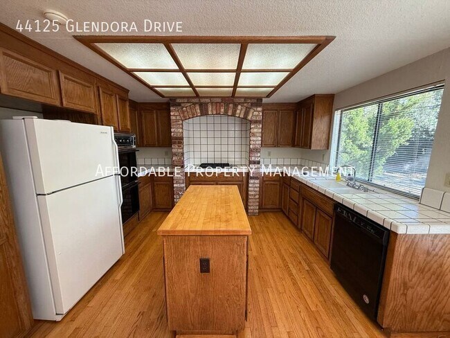 Building Photo - 44125 Glendora Dr