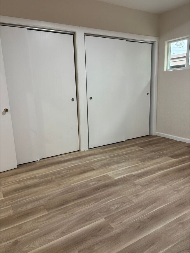 Building Photo - quiet triplex Near   UNM's  medical/law campus