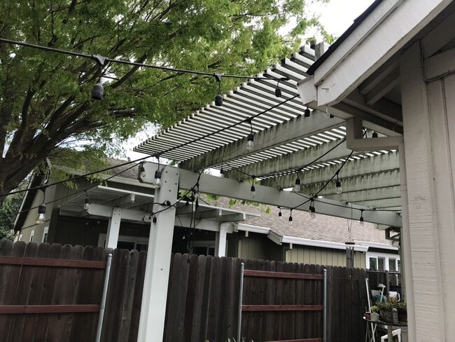 Building Photo - Fantastic East Davis 3 bedroom available f...