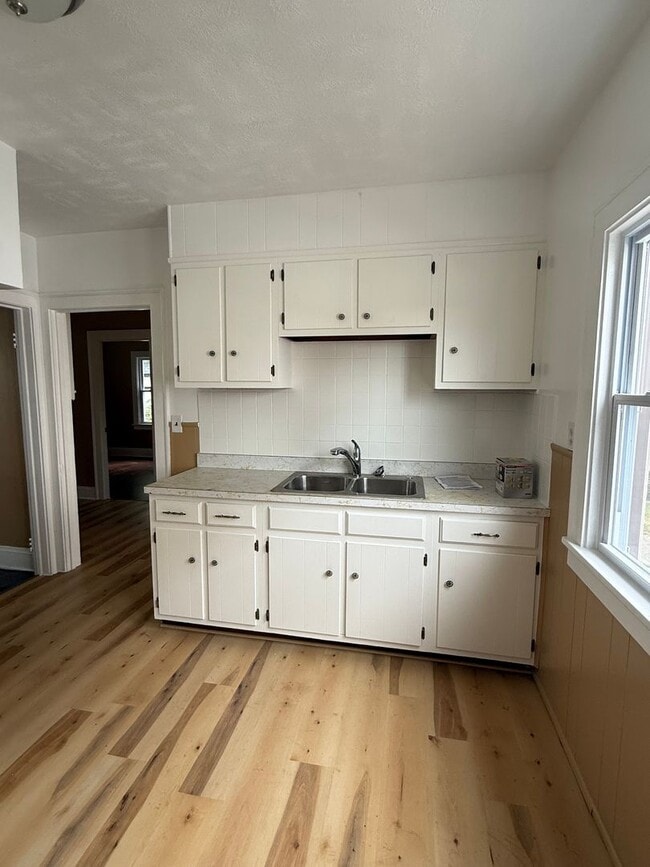 Building Photo - Lee/Harvard single home Water/Sewer included