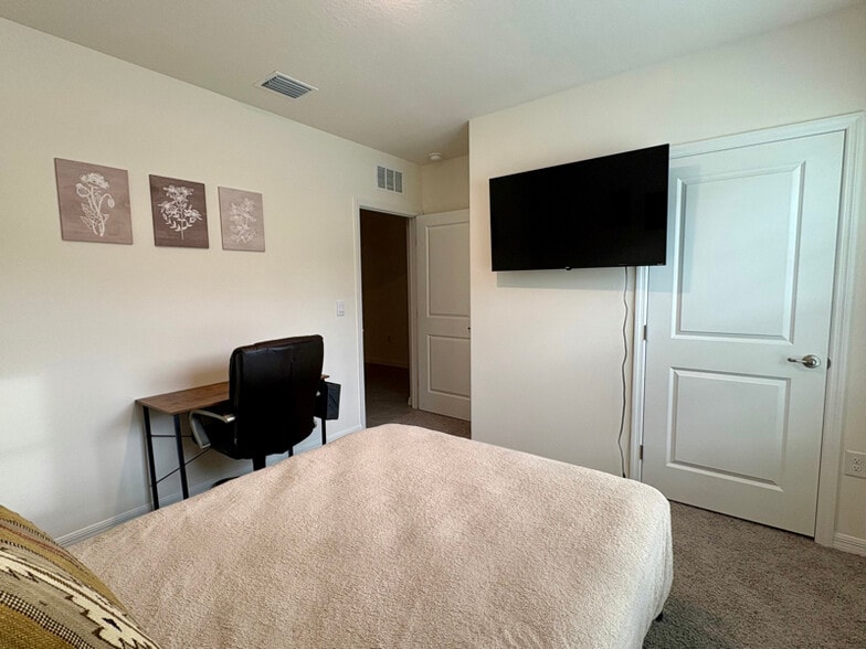 Building Photo - 373 Hickory Crse Trl