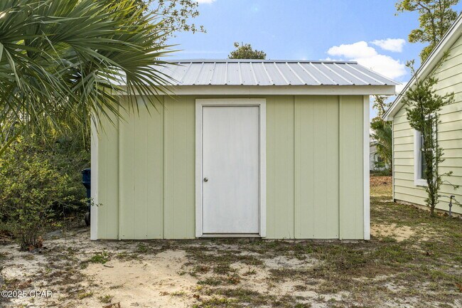 Building Photo - 1020 E 14th Ct