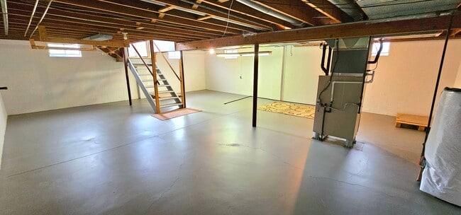 Building Photo - Welcome to this charming 2 bedroom, 1 bath...