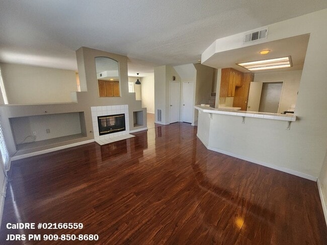 Building Photo - Ontario 3 Bedroom Townhome