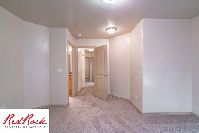 Building Photo - Beautiful 3 bedroom, 2.5 bathroom Townhome...