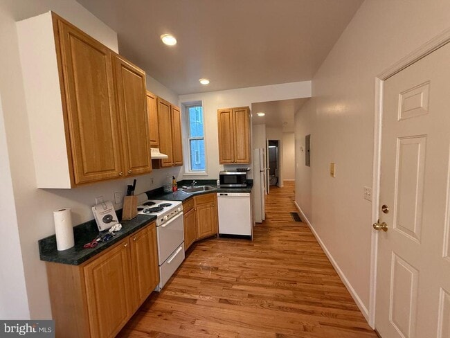 Building Photo - 1541 W Thompson St