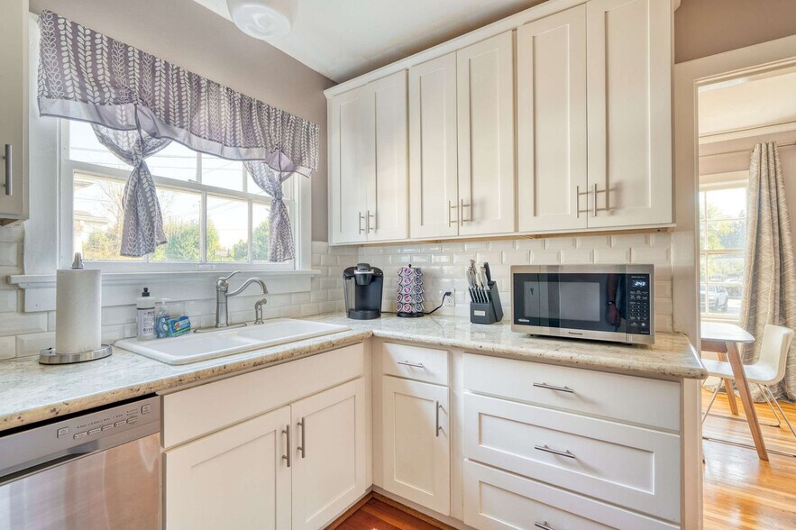 Building Photo - 3565 NE Broadway