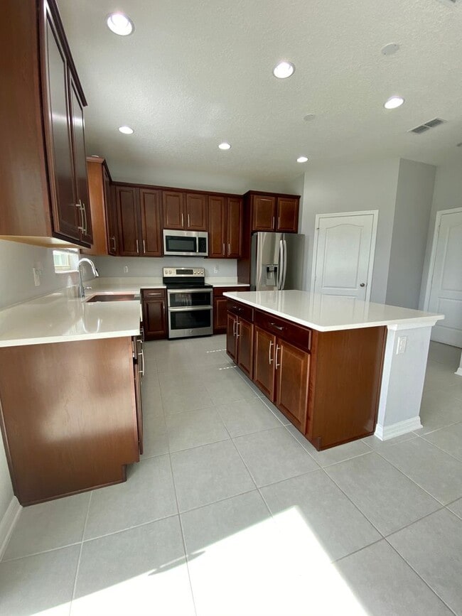 Building Photo - 4-Bedroom, 2.5-Bathroom in Saint Cloud