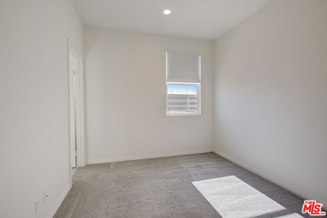 Building Photo - 681 S District Way
