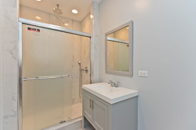 Building Photo - 3324 W Diversey Ave
