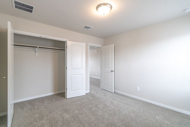 Building Photo - 544 View Dr