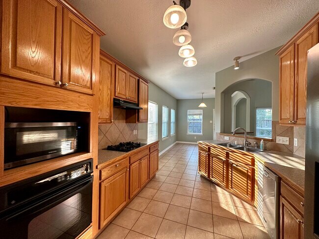 Building Photo - 9222 Memorial Grove Dr